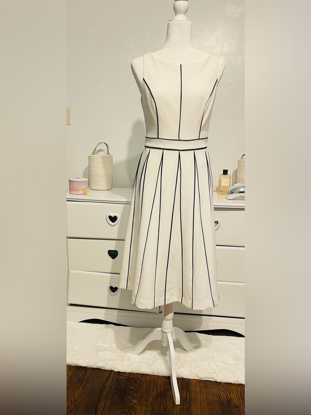Withe house black market elegant Cream A-Line Dress with Contrast Piping size 2 - Picture 4 of 13